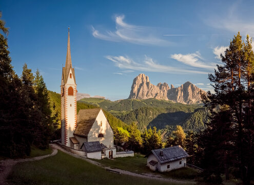la pittoresca chiesa di San Giacomo con vista sul gruppo del Sassopiatto e Sassolungo, Ortisei, Val Gardena, Dolomiti, Alto Adige, Italia
