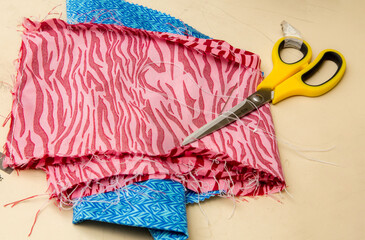 Tecido colorido descarte da Indústria Têxtil e tesoura para corte da moda da reciclagem. São...