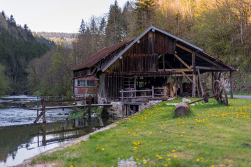 Ancienne bâtisse en bois au bord d'une rivière