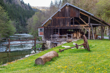 Ancienne bâtisse en bois au bord d'une rivière