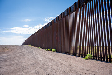 Obraz premium beside the border wall
