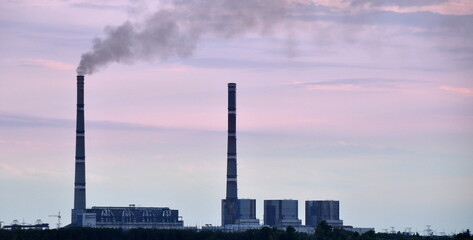 Kraftwerk am Dnjepr mit qualmendem Schornstein © thauwald-pictures