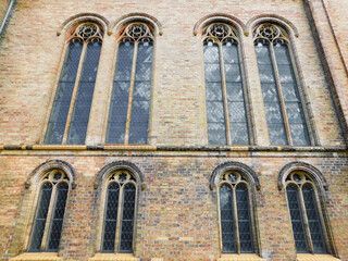 Obraz premium Fenster in der Fassade der evangelische Stadtkirche in Fürstenberg an der Havel