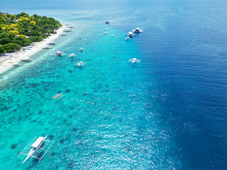 Obraz premium Beautiful beaches and hopping boats on Balikasak Island, Bohol, Philippines, a sacred place for scuba diving (traditional Philippine boats, banca)