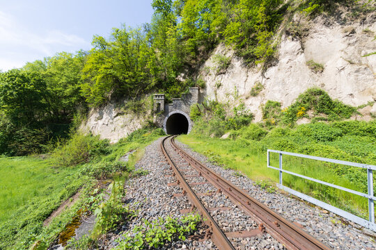 Tunnelportal auf der Schmalspurbahn Vulkanexpress im Brohltal