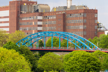 Die blaue Bassinbrücke in Duisburg Ruhrort vor der Fassade des Stahlwerks