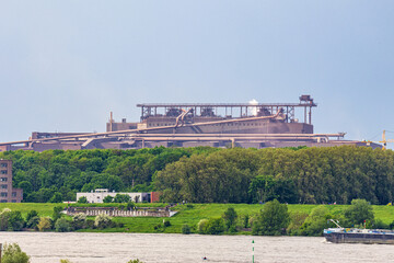Fototapeta na wymiar Stahlwerk in Duisburg Beckerwerth über dem Rhein
