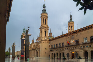 Fototapeta na wymiar Plaza del Pilar in Zaragoza, on a rainy day.