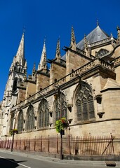 Fototapeta na wymiar La façade sud de la cathédrale Notre-Dame-de-l'Annonciation de Moulins