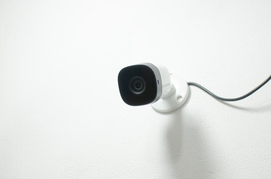 Close-up of a white security camera in an environment, conveying the feeling of protection and constant surveillance.