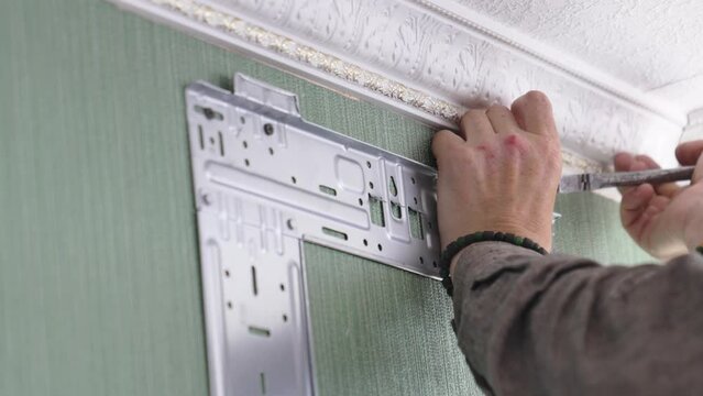Mounting bar for the installation of the indoor unit of the split system
