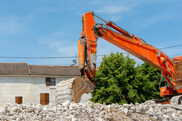 Pelleteuse sur chantier de démolition d'un bâtiment © Léna Constantin