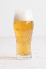 グラスに注がれるビール　beer being poured into a glass	