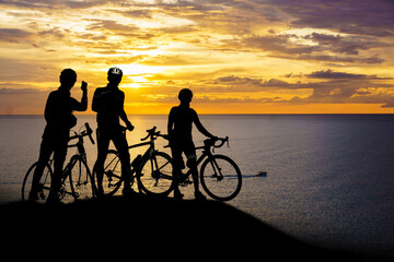Fototapeta na wymiar Silhouette of a mountain biker enjoying downhill during the sunset.