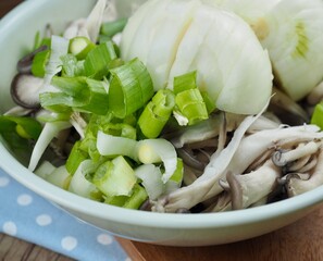 신선한 유기농 채소 양파,버섯, 파 
