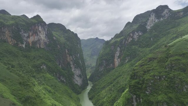 Aerial video of the Nho Quế River in Northern Vietnam - Drone footage of beautiful towering cliffs on either side of river in the Ha Giang province of Vietnam (HDR 4K HLG Rec.2020)