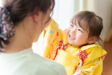 七五三の振袖を着た女の子を抱きしめるお母さん