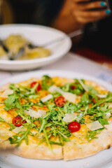 Pizza italiana casera con ingreientes naturales