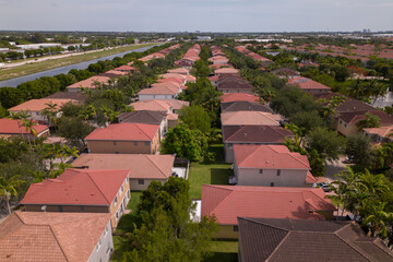 American community. neighborhood. luxury homes in Florida. time laps