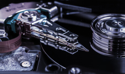 Open hard disk drive with magnetic head closeup. - obrazy, fototapety, plakaty