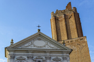 Eglise et tour dans le centre historique de Rome