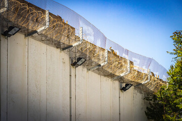 fence between israel and palastine near jerusalem