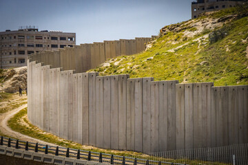 fence between israel and palastine near jerusalem