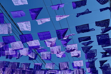 Fototapeta na wymiar Banderoles bleues sur ciel bleu avec découpe de texte en espagnol: Centro Historico, (Centre Historique). Décoration de fête suspendue dans la rue.