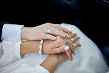 Obraz na płótnie Canvas wedding rings on hands of the groom