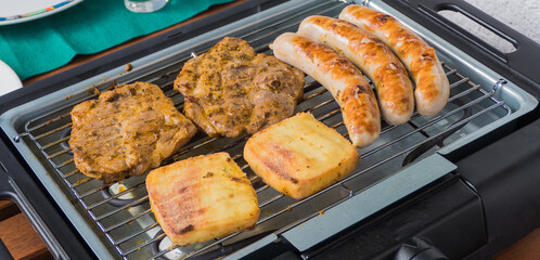 Barbecue Tischgrill mit Fleisch und Grillkäse