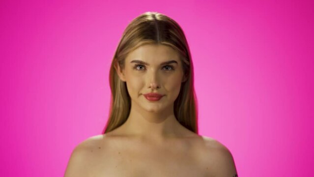 Atrakcyjna długowłosa kobieta