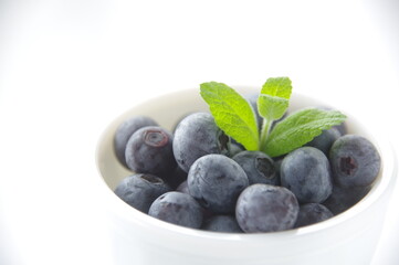 白背景のブルーベリーとミント　ブルーベリー