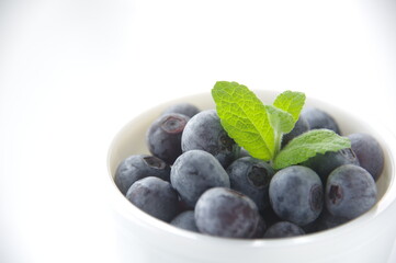 白背景のブルーベリーとミント　ブルーベリー