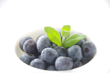 白背景のブルーベリーとミント　ブルーベリー