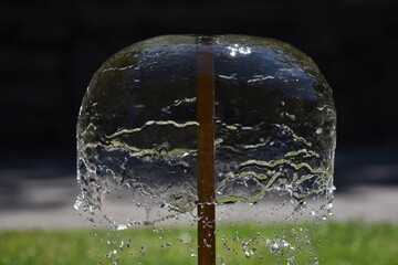 Fuente con agua en forma de paraguas