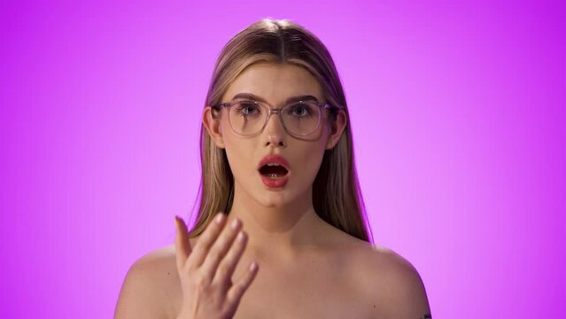 Zdziwienie na twarzy młodej kobiety