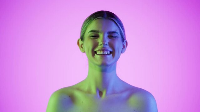 Szczerze śmiejaca sie kobieta