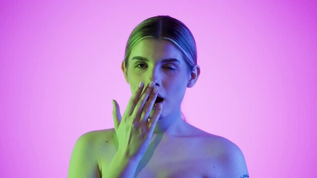 Znudzona kobieta ziewa