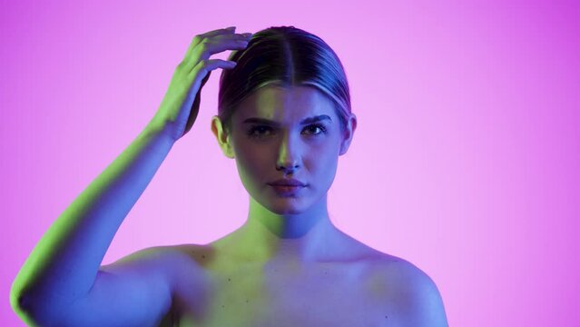 Kobieta drapiąca sie po głowie 