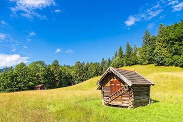 Fototapeta premium Heuhütte in den Buckelwiesen zwischen Mittenwald und Krün