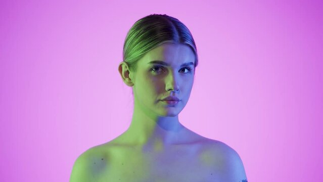 Zaskoczona mina kobiety 