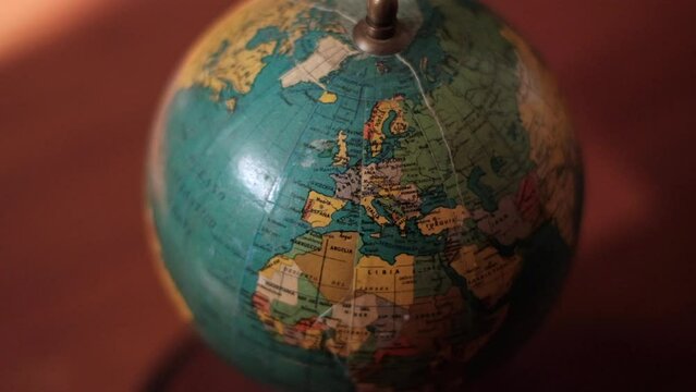Nostalgic Journey: Vintage Political Map Spinning in Stock Video of Mapa Mundi