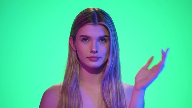 Kobieta odgania dym papierosowy dłonia