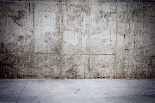Grungy concrete wall and floor as background © romantsubin
