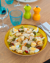 Une bele salade cesar sur une table de restaurant dressée