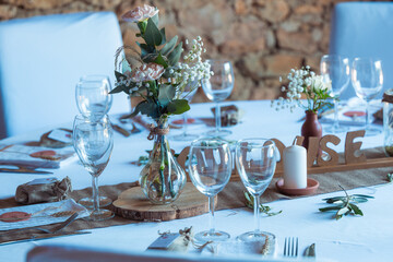 Une table dressée pendant un mariage, bien décorée et envoutante