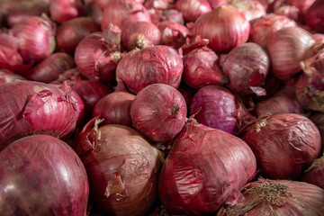 Red onions on display at a farmers market