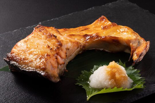 銀鮭カマの塩麹焼き