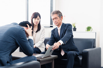 不正を問いただされるビジネスパーソン