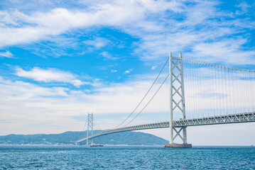 日本の本州と淡路島を結ぶ吊橋である明石海峡大橋の写真